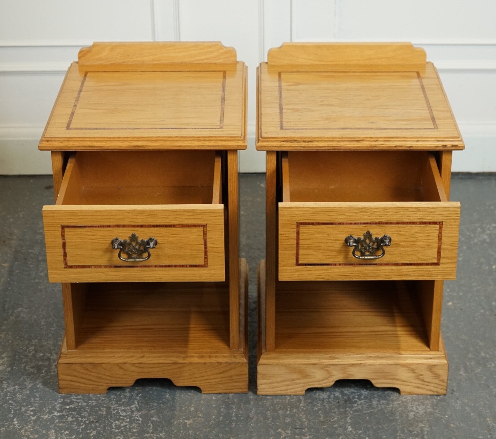 VINTAGE PAIR OF OAK KEATS BEDSIDE NIGHTSTAND CABINET MADE BY CURTIS FURNITURE J1