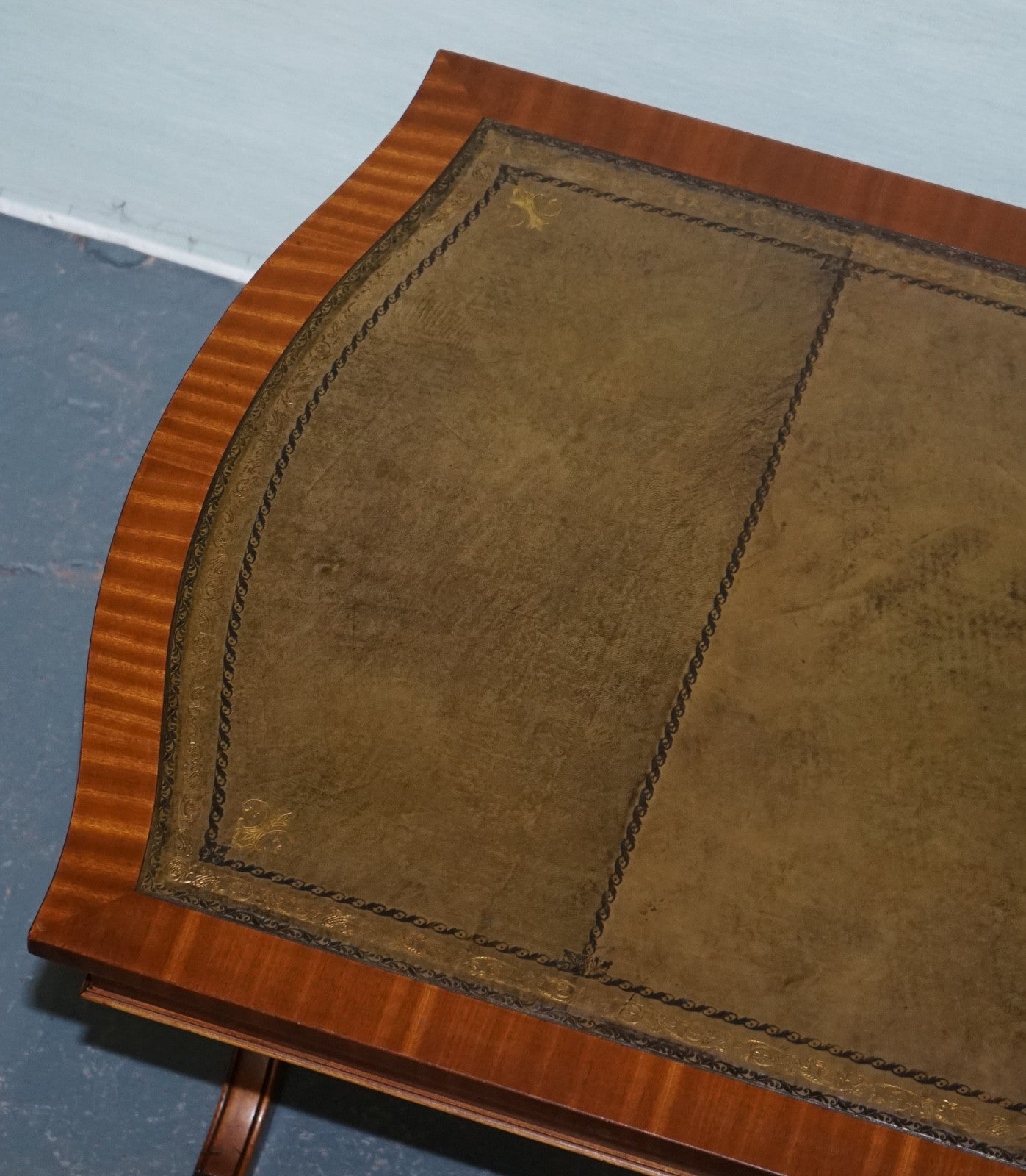 LARGE VINTAGE HUNTER GREEN LEATHER TOP COFFEE TABLE