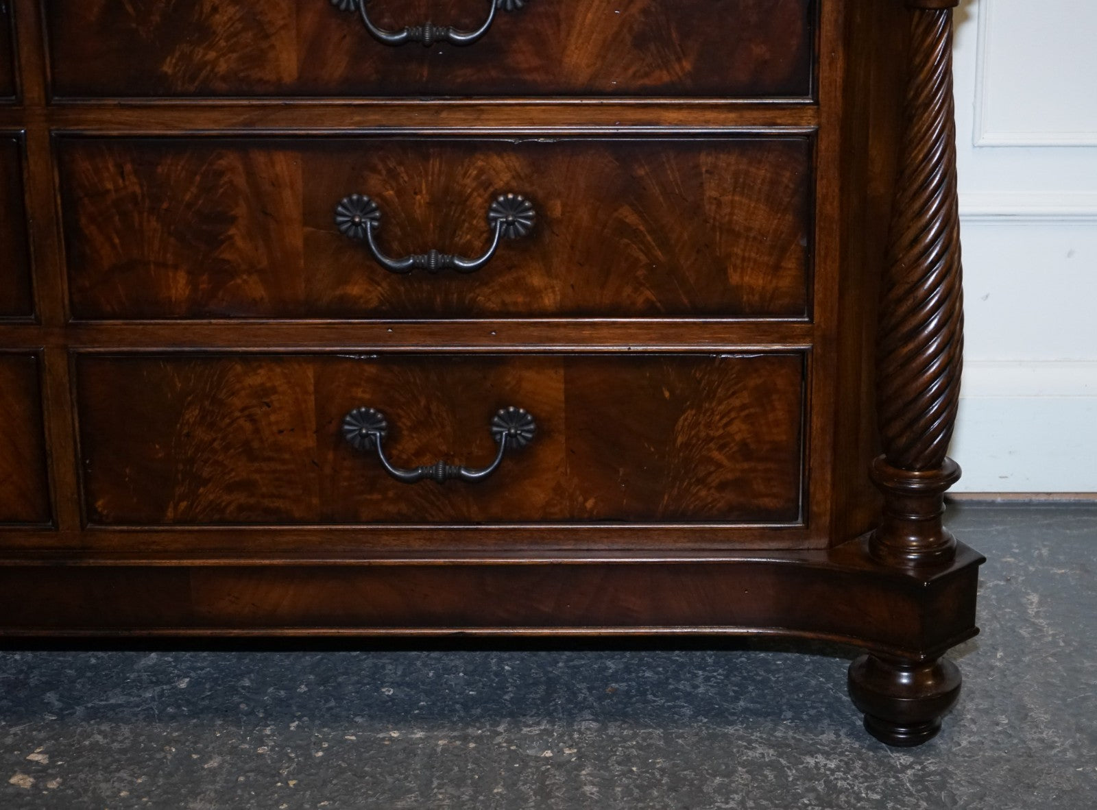 LARGE AMERICAN THOMASVILLE TRINIDAD BREAKFRONT SOLID DRESSER SIDEBOARD