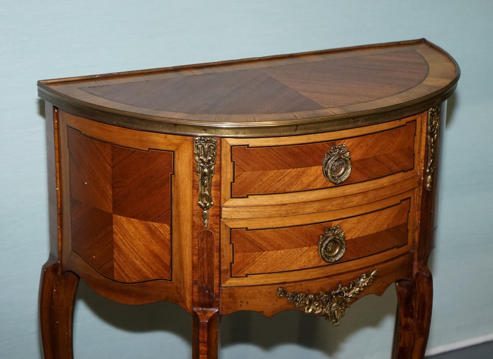 LOUIS XV STYLE MARQUETRY SIDE TABLE NIGHTSTAND WITH GiLT GOLD MOUNTS