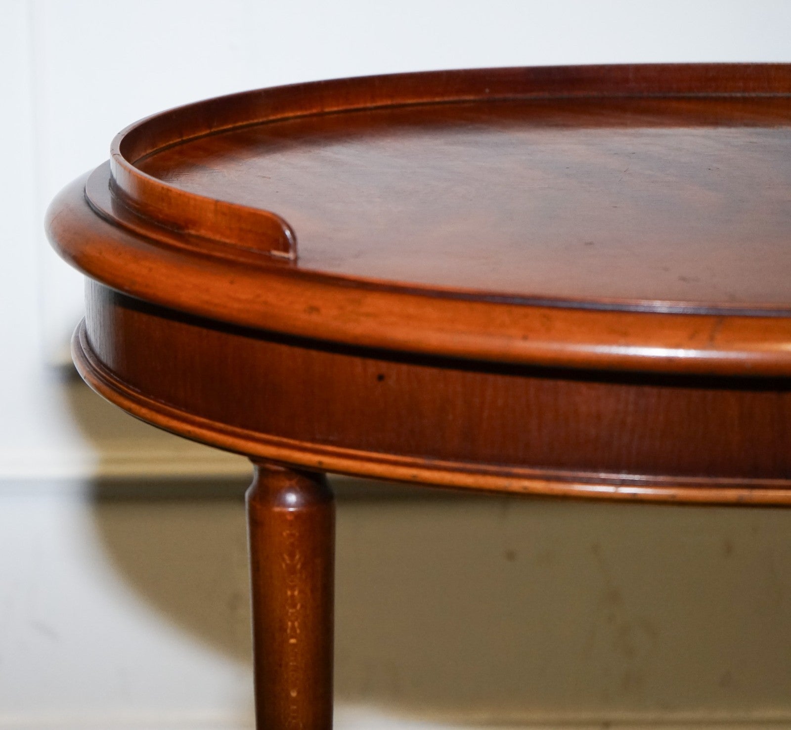 VINTAGE PAIR OF FLAMED MAHOGANY OVAL SIDE END WINE LAMP TABLE GALLERY RAIL TOP