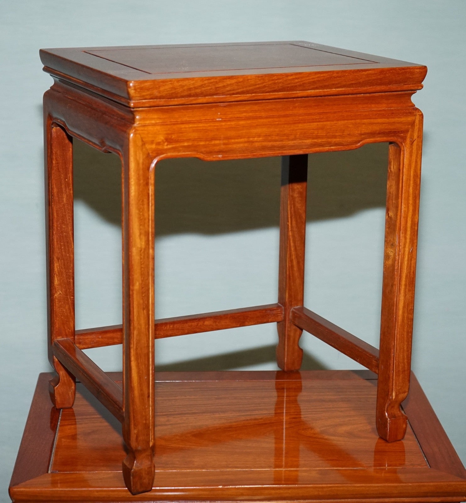 VINTAGE ORIENTAL CHINESE TEAK NESTING TABLES MINIMALIST DESiGN