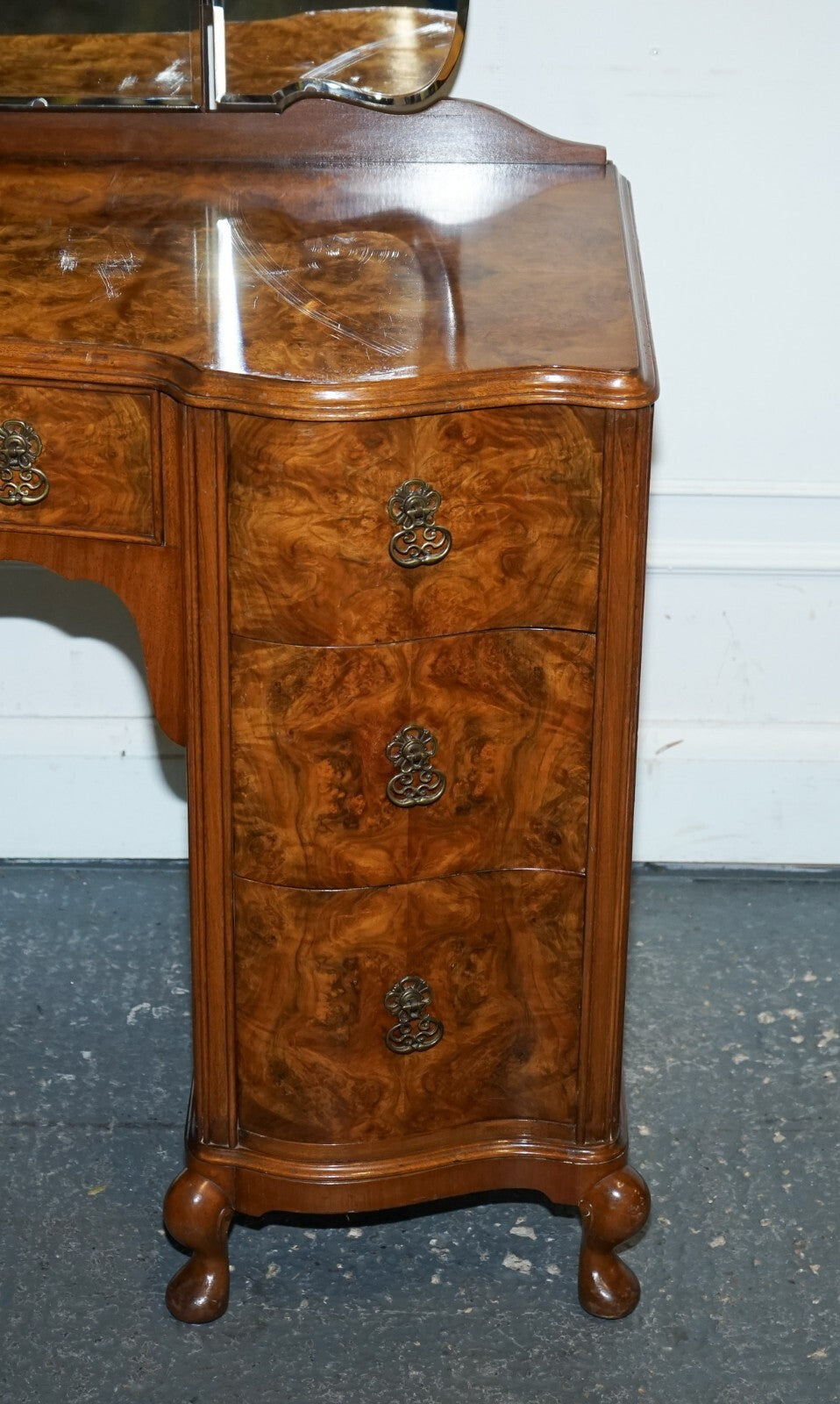 ANTIQUE 1920'S BURR WALNUT ART DECO DRESSING TABLE WITH PLENTY OF DRAWERS