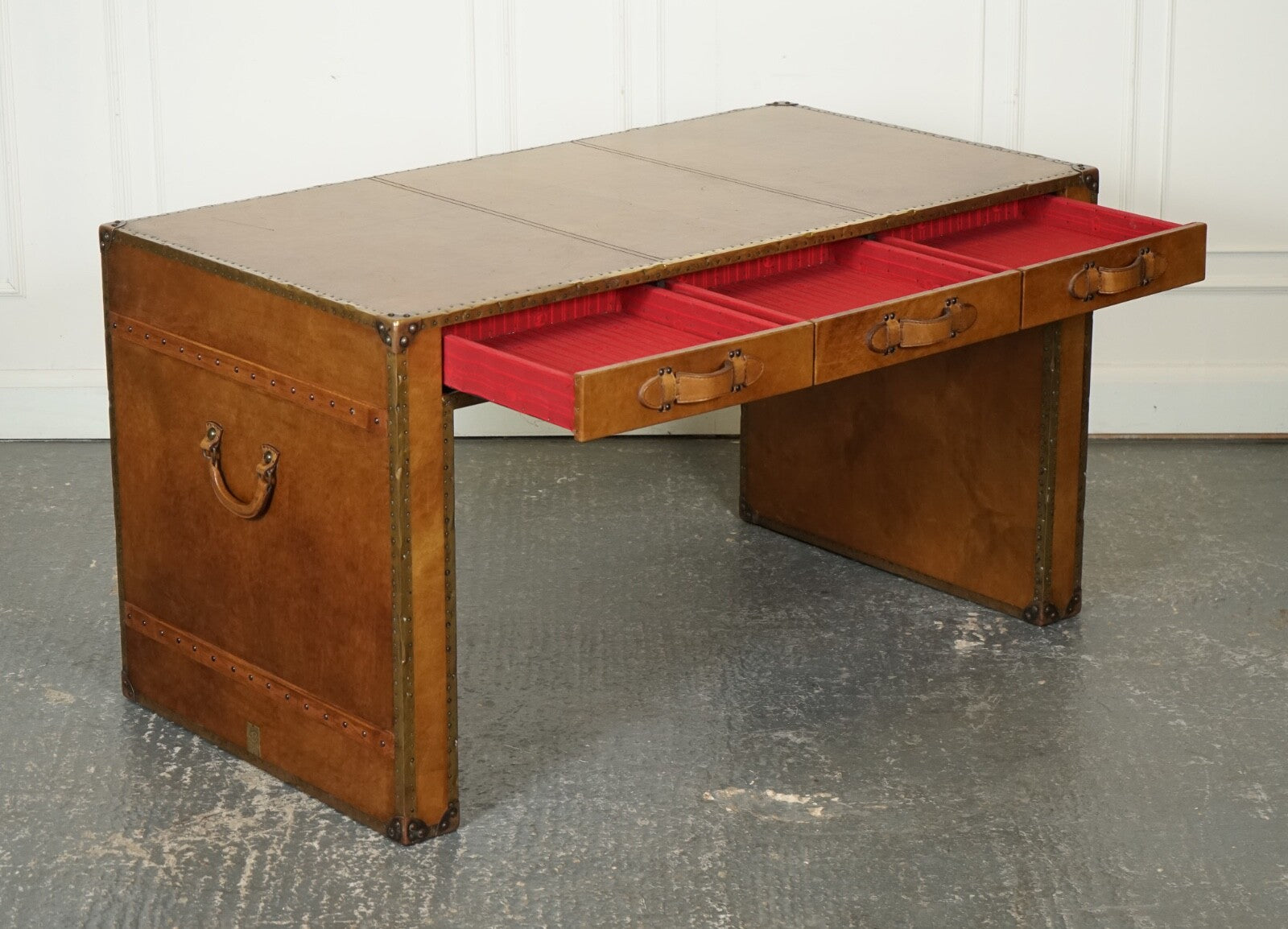 ABSOLUTELY STUNNING VINTAGE FULL LEATHER DESK WITH THREE DRAWERS MADE BY ESQUIRE