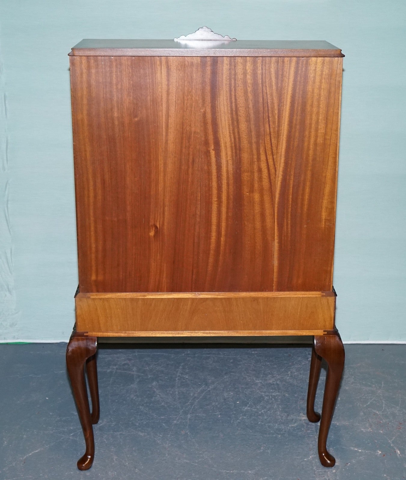 VINTAGE CARVED QUEEN ANNE STYLE DISPLAY CABiNET BOOKCASE