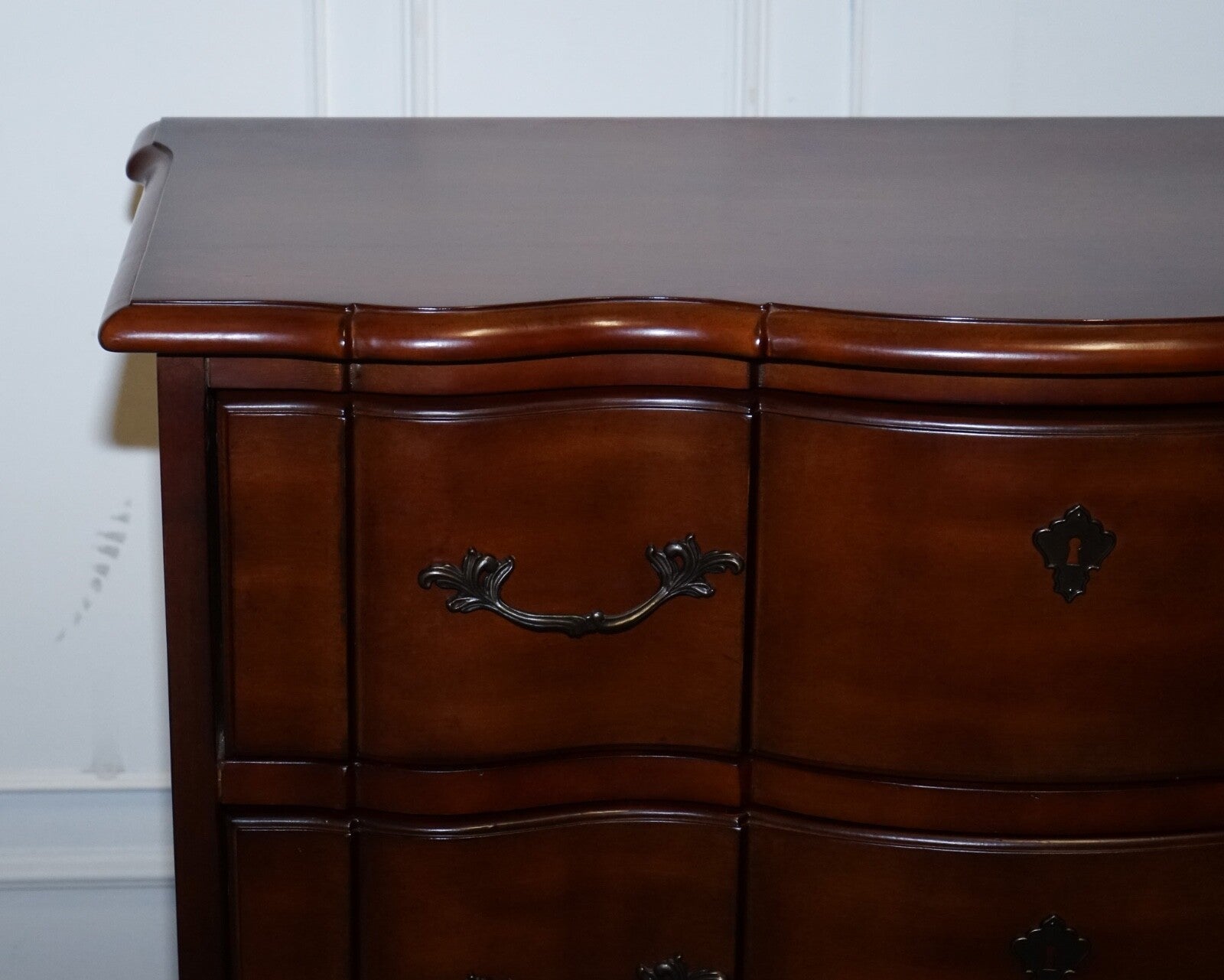 RALPH LAUREN VINTAGE GEORGIAN STYLE SERPENTINE FRONTED HARDWOOD CHEST OF DRAWERS