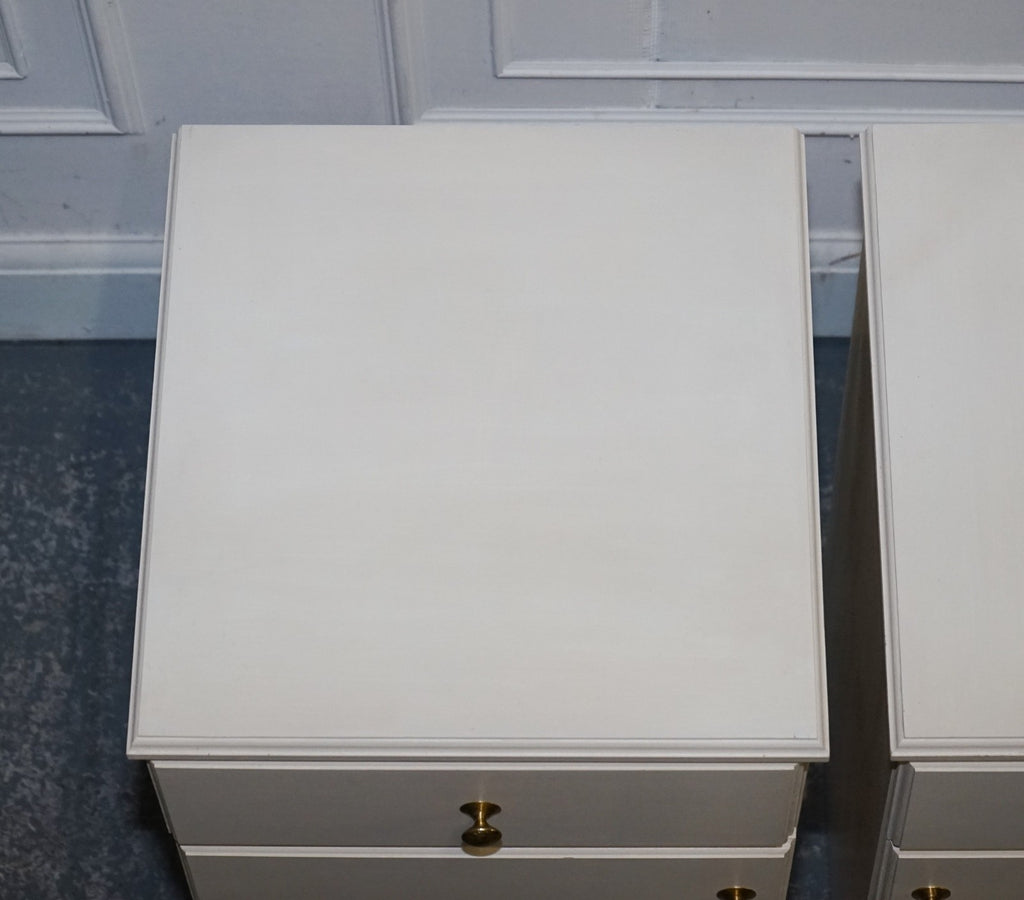 MINIMALIST PAIR OF PAINTED WHITE BEDSIDE CABINETS WITH BRASS KNOBS NIGHTSTANDS