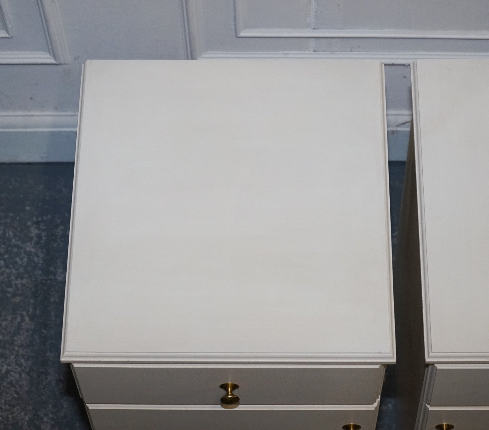MINIMALIST PAIR OF PAINTED WHITE BEDSIDE CABINETS WITH BRASS KNOBS NIGHTSTANDS