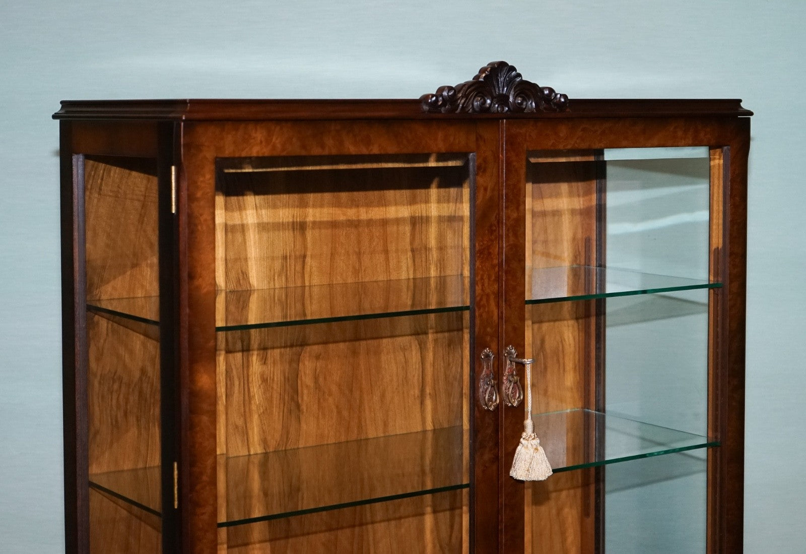 VINTAGE CARVED QUEEN ANNE STYLE DISPLAY CABiNET BOOKCASE