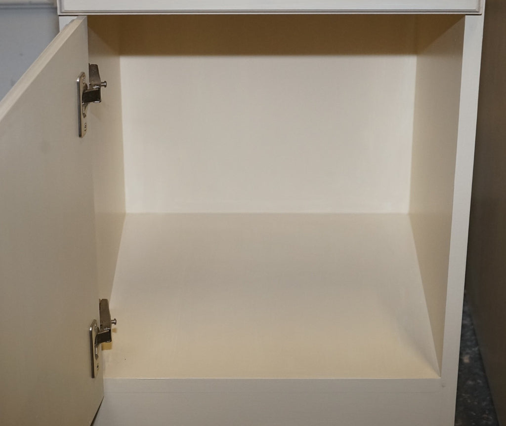 MINIMALIST PAIR OF PAINTED WHITE BEDSIDE CABINETS WITH BRASS KNOBS NIGHTSTANDS
