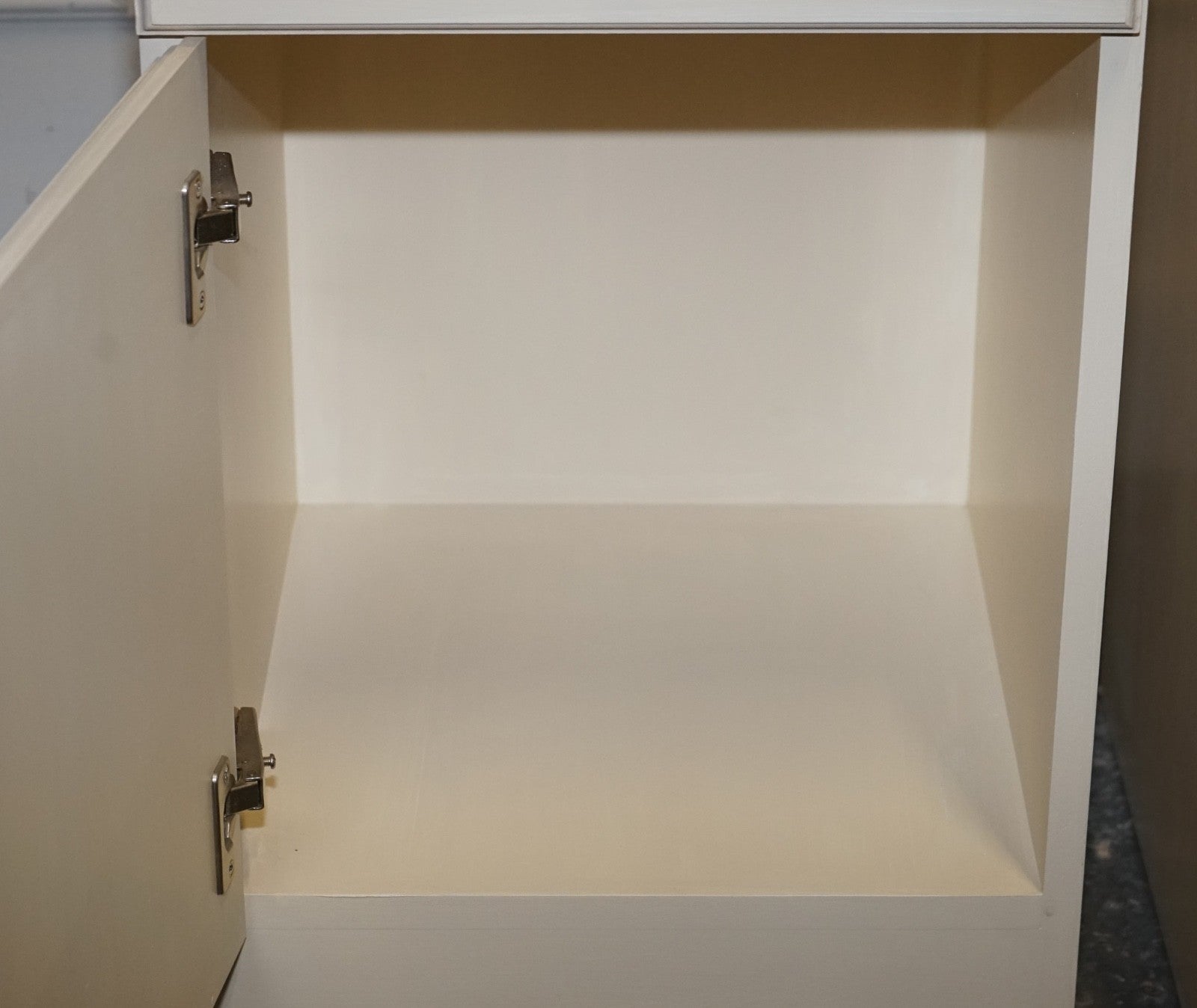 MINIMALIST PAIR OF PAINTED WHITE BEDSIDE CABINETS WITH BRASS KNOBS NIGHTSTANDS