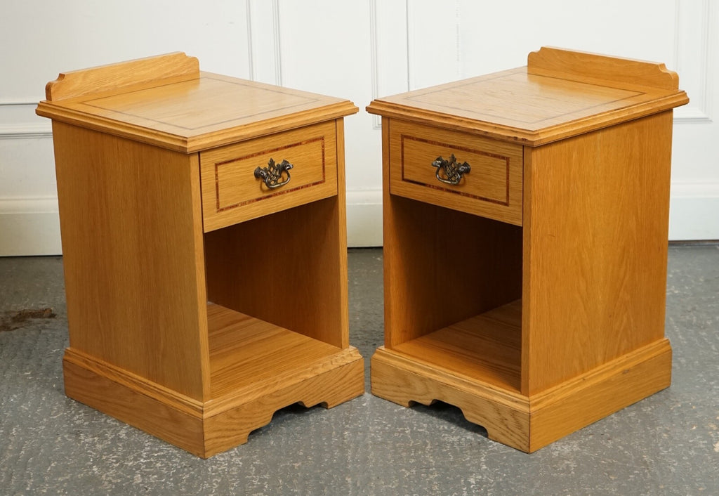 VINTAGE PAIR OF OAK KEATS BEDSIDE NIGHTSTAND CABINET MADE BY CURTIS FURNITURE J1