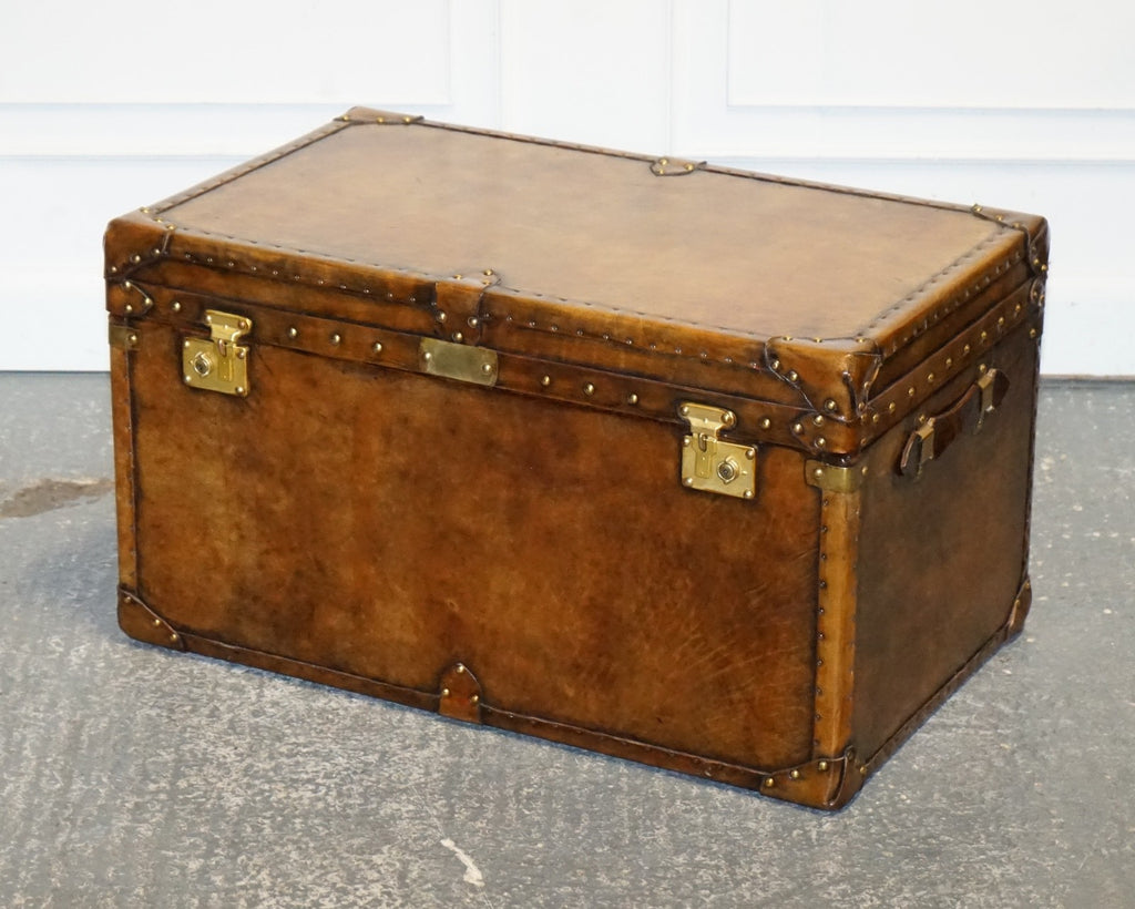 VINTAGE HAND DYED BROWN LEATHER LOCKABLE STORAGE STEAMER TRUNK COFFEE SIDE TABLE