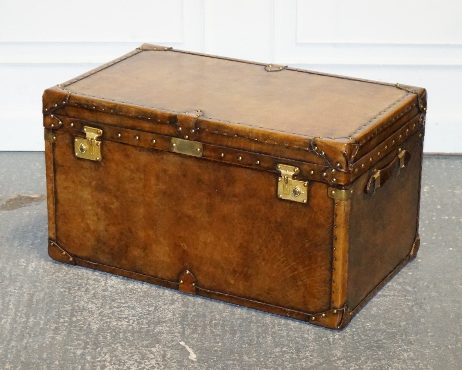 VINTAGE HAND DYED BROWN LEATHER LOCKABLE STORAGE STEAMER TRUNK COFFEE SIDE TABLE
