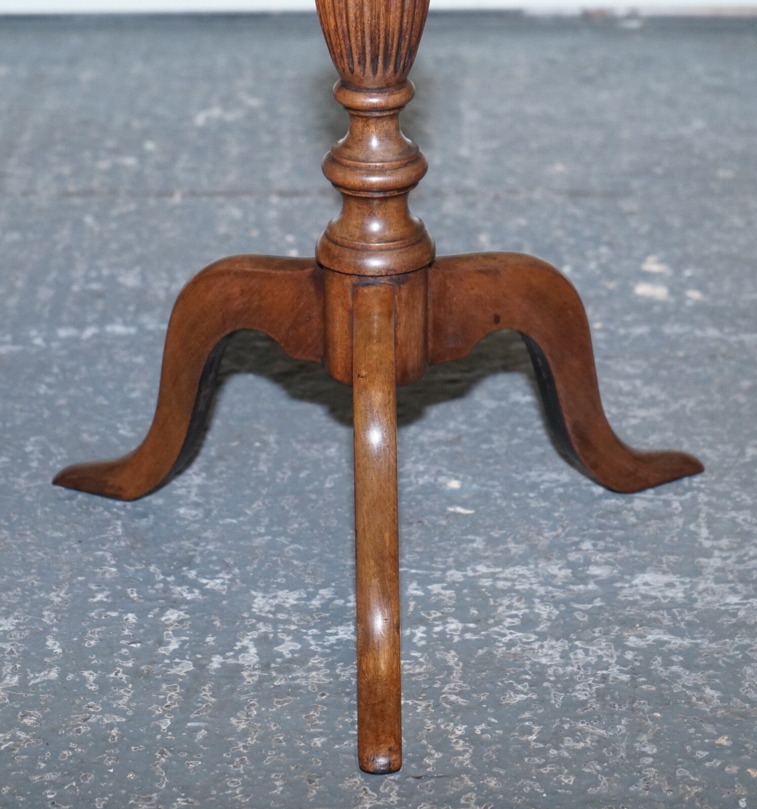 ANTIQUE WALNUT PIE CRUST WINE LAMP END SIDE OCCASIONAL TABLE WITH LOTS OF PATINA