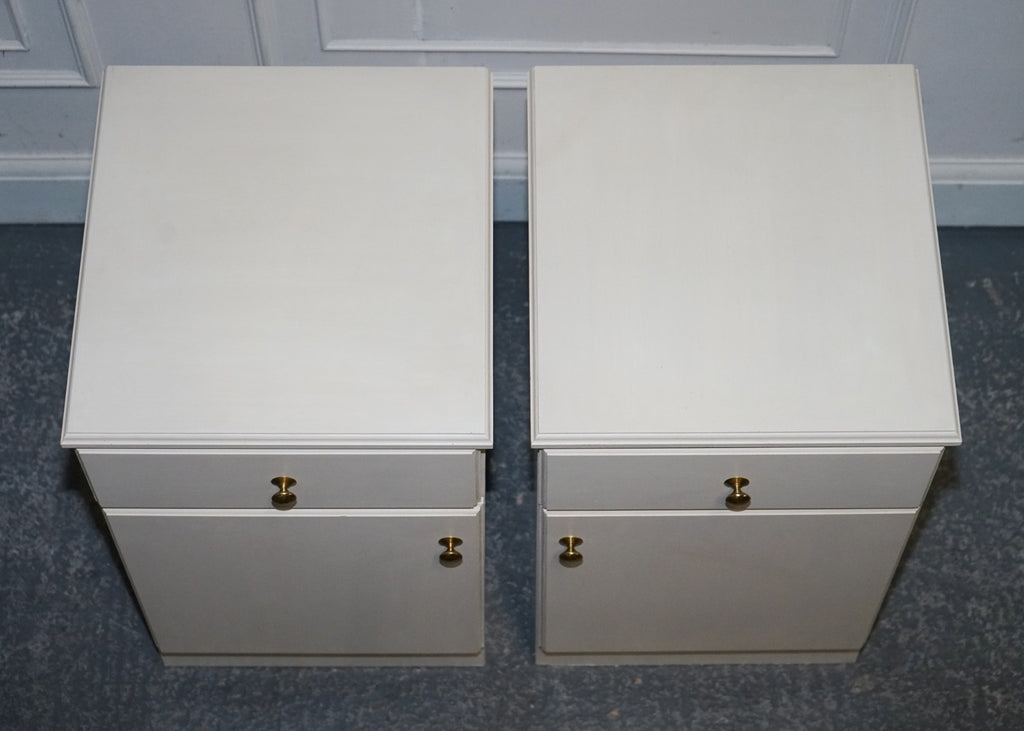 MINIMALIST PAIR OF PAINTED WHITE BEDSIDE CABINETS WITH BRASS KNOBS NIGHTSTANDS