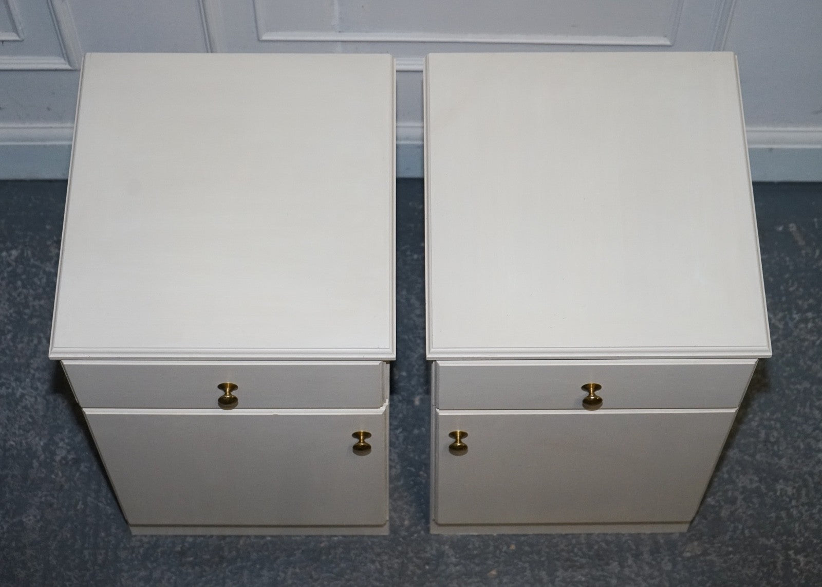 MINIMALIST PAIR OF PAINTED WHITE BEDSIDE CABINETS WITH BRASS KNOBS NIGHTSTANDS