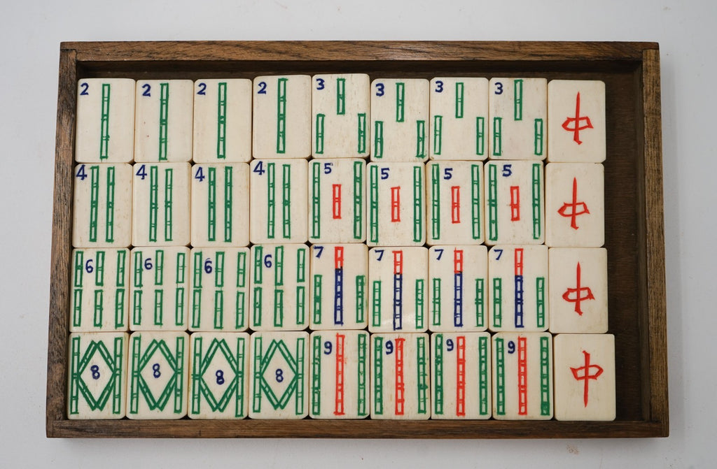 ANTIQUE 1920'S MAHJONG SET WITH ORIGINAL WOODEN BOX BONE & BAMBOO 144 TILES