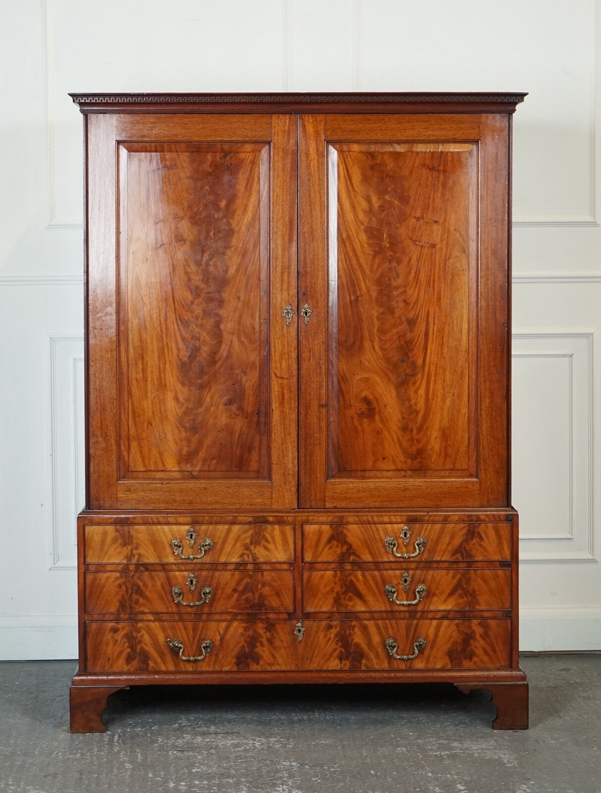 1800 ANTIQUE ENGLISH GEORGIAN FLAMED HARDWOOD LINEN PRESS WARDROBE ARMOIRE J1