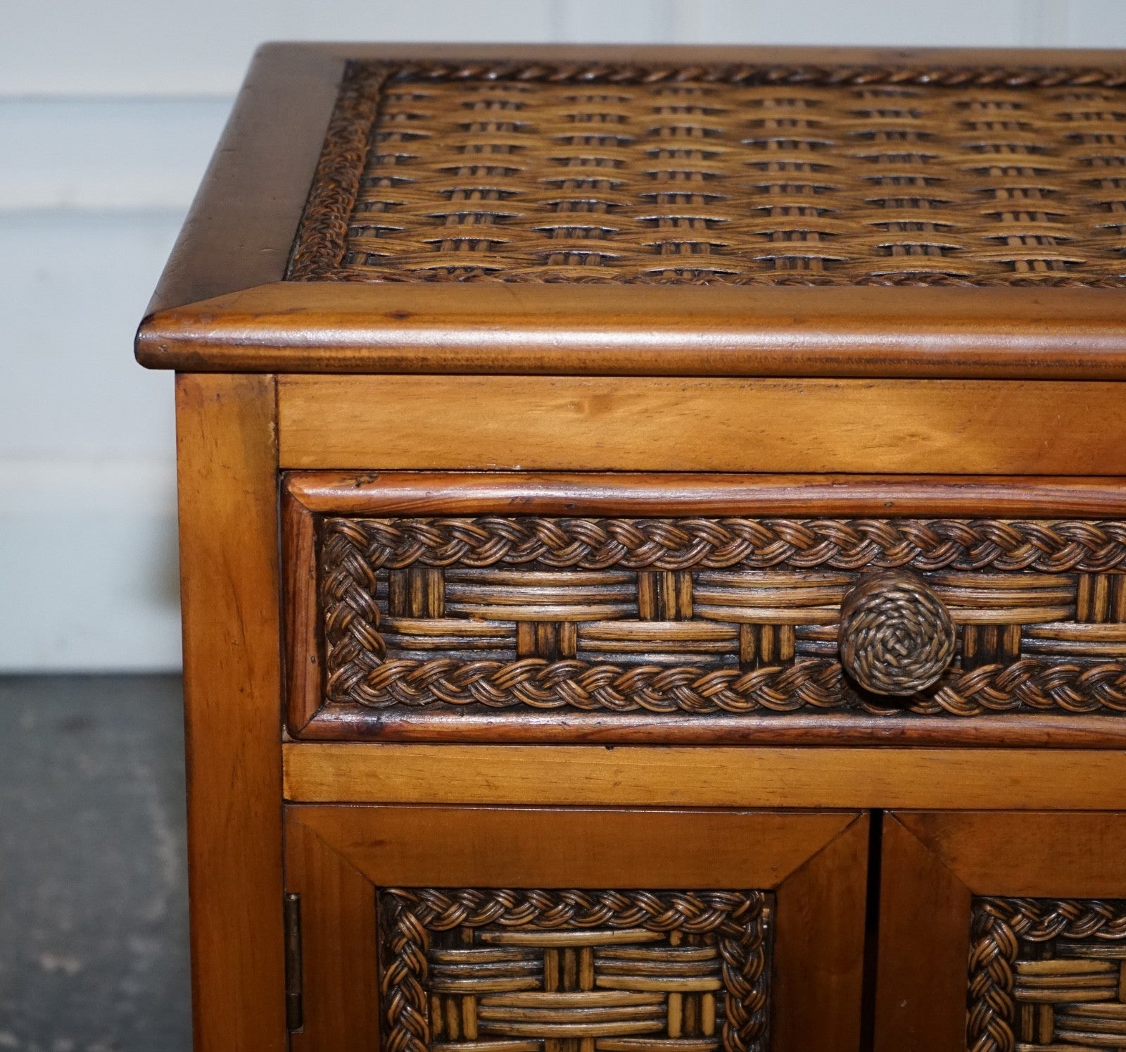VINTAGE PAIR OF WICKER OR RATTAN NIGHTSTANDS BEDSIDE TABLES CUPBOARD & DRAWER