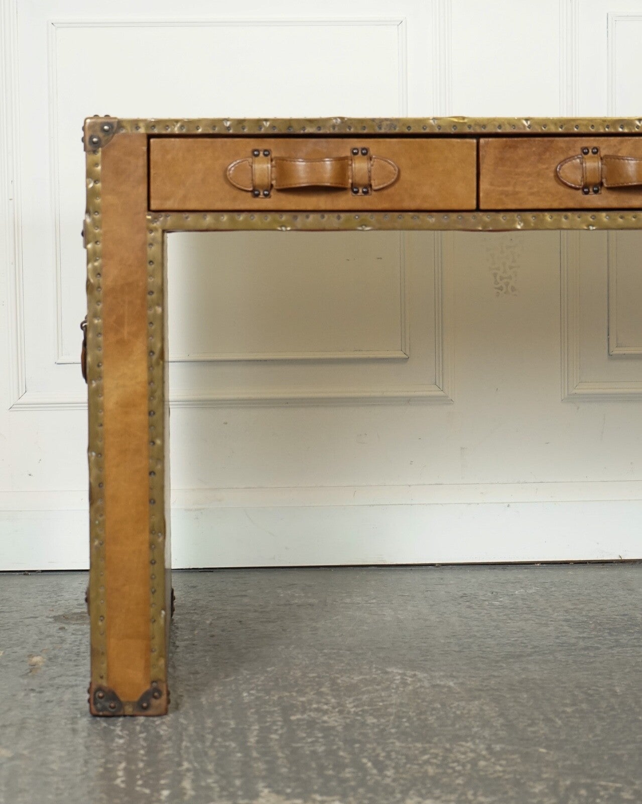 ABSOLUTELY STUNNING VINTAGE FULL LEATHER DESK WITH THREE DRAWERS MADE BY ESQUIRE