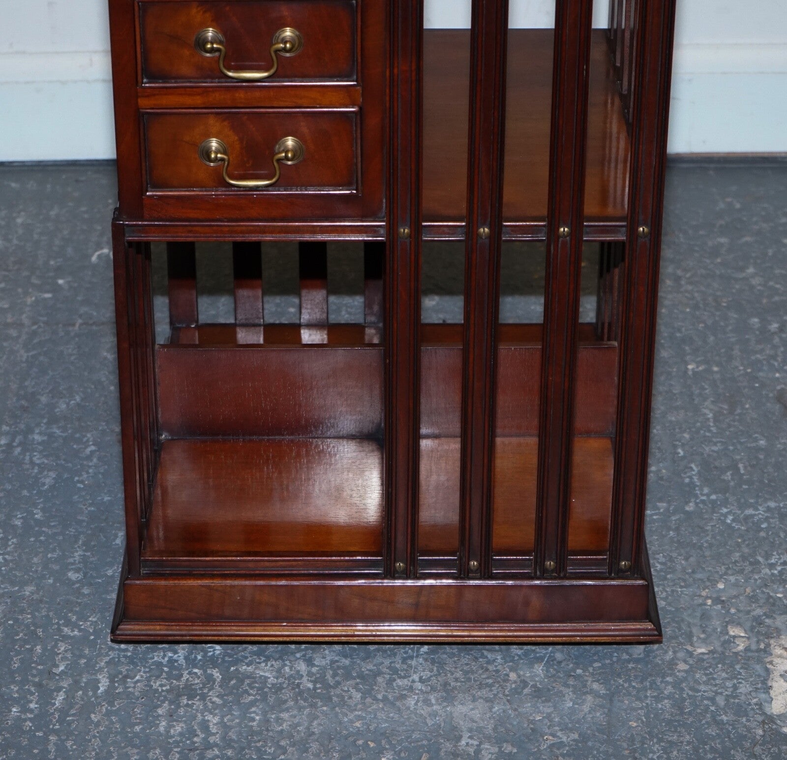 STUNNING REVIVAL INLAID REVOLVING BOOKCASE END TABLE WITH BROWN AGED LEATHER TOP