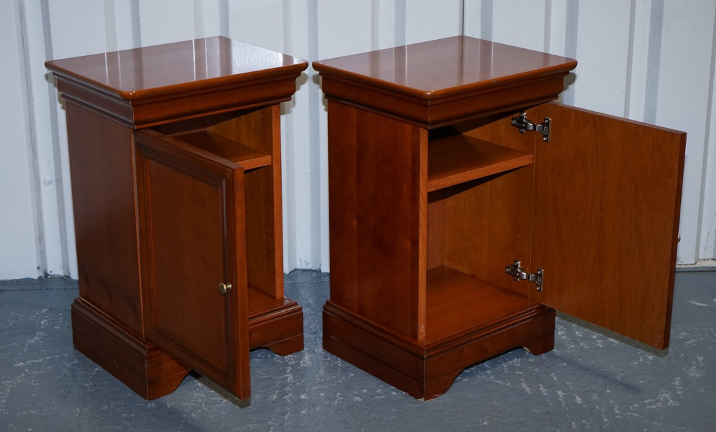 VINTAGE PAIR OF CHERRY WOOD FRENCH STYLE NIGHTSTANDS BEDSIDE TABLES