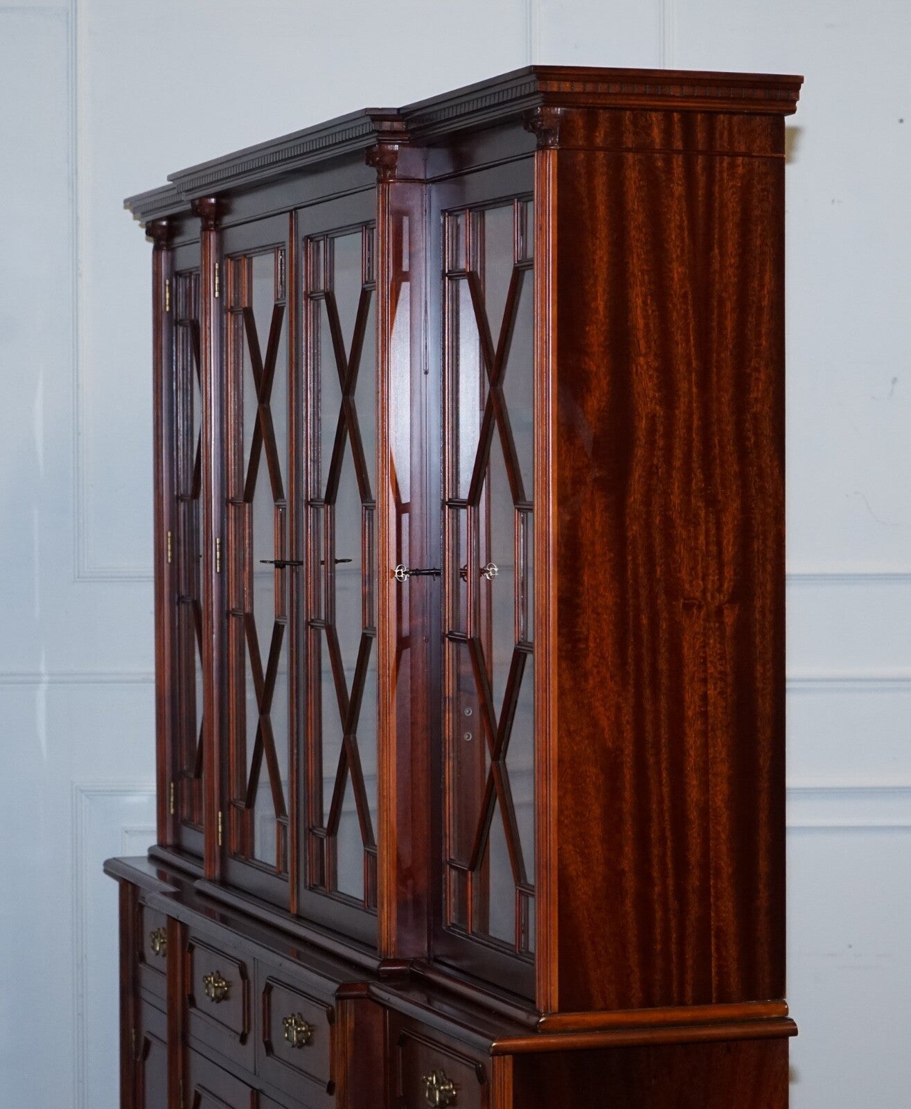 VINTAGE GEORGIAN STYLE FLAMED HARDWOOD BREAKFRONT DISPLAY CABiNET BOOKCASE