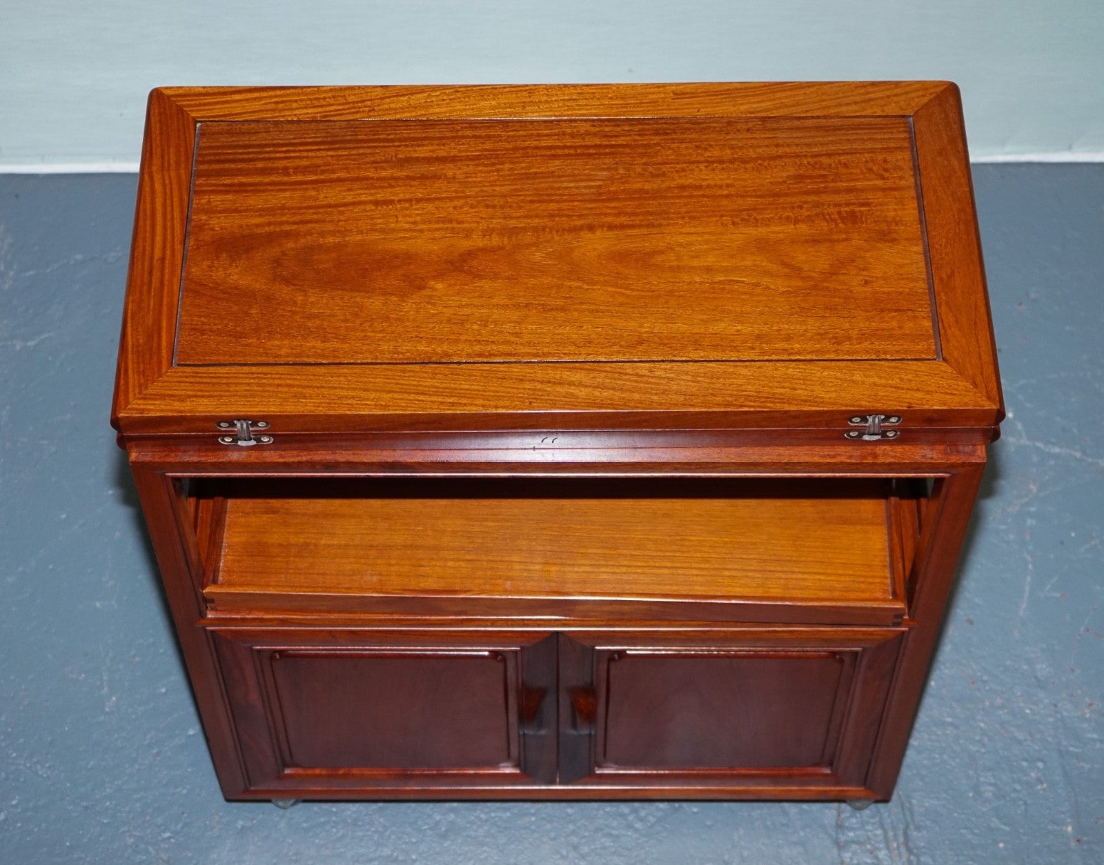 VINTAGE ORIENTAL CHINESE ROLLING BAR CABINET MID CENTURY TEA OR LIQUOR CART