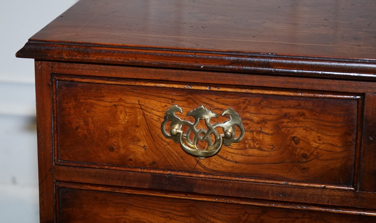 ELEGANT VINTAGE BURL ELM ALL OVER CHEST OF DRAWERS COMMODE BRASS HANDLES
