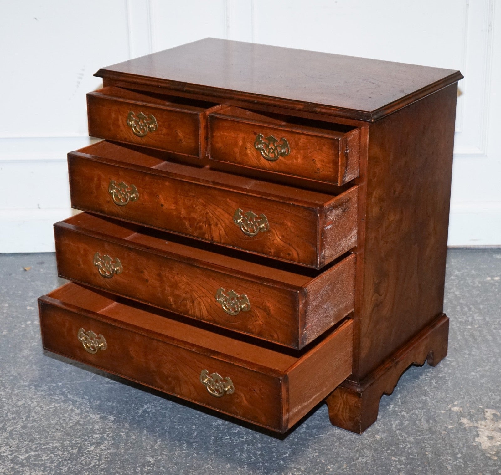 ELEGANT VINTAGE BURL ELM ALL OVER CHEST OF DRAWERS COMMODE BRASS HANDLES