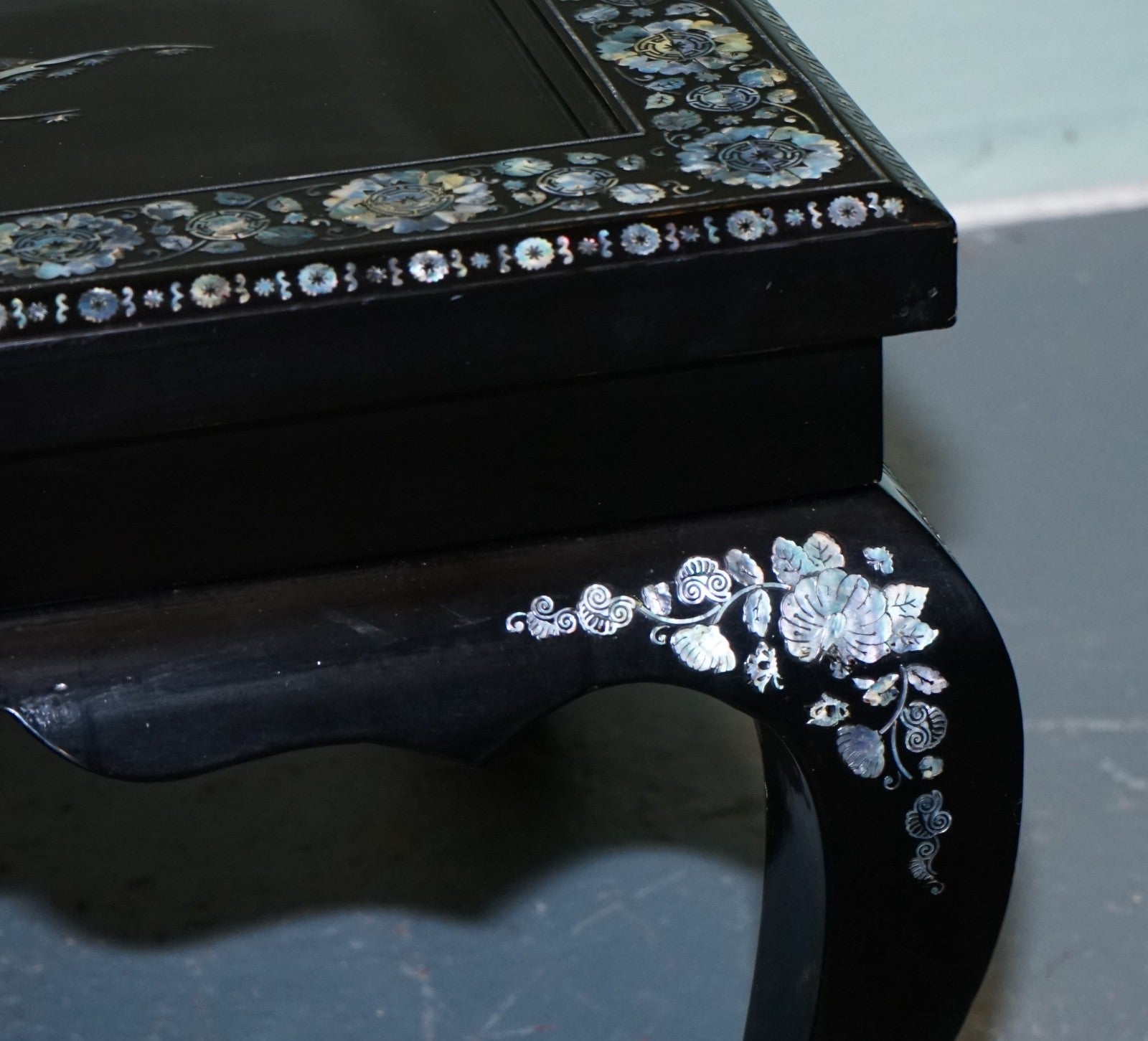 ORIENTAL CHINESE BLACK LACQUER COFFEE TABLE WITH MOTHER OF PEARL AND TWO DRAWERS