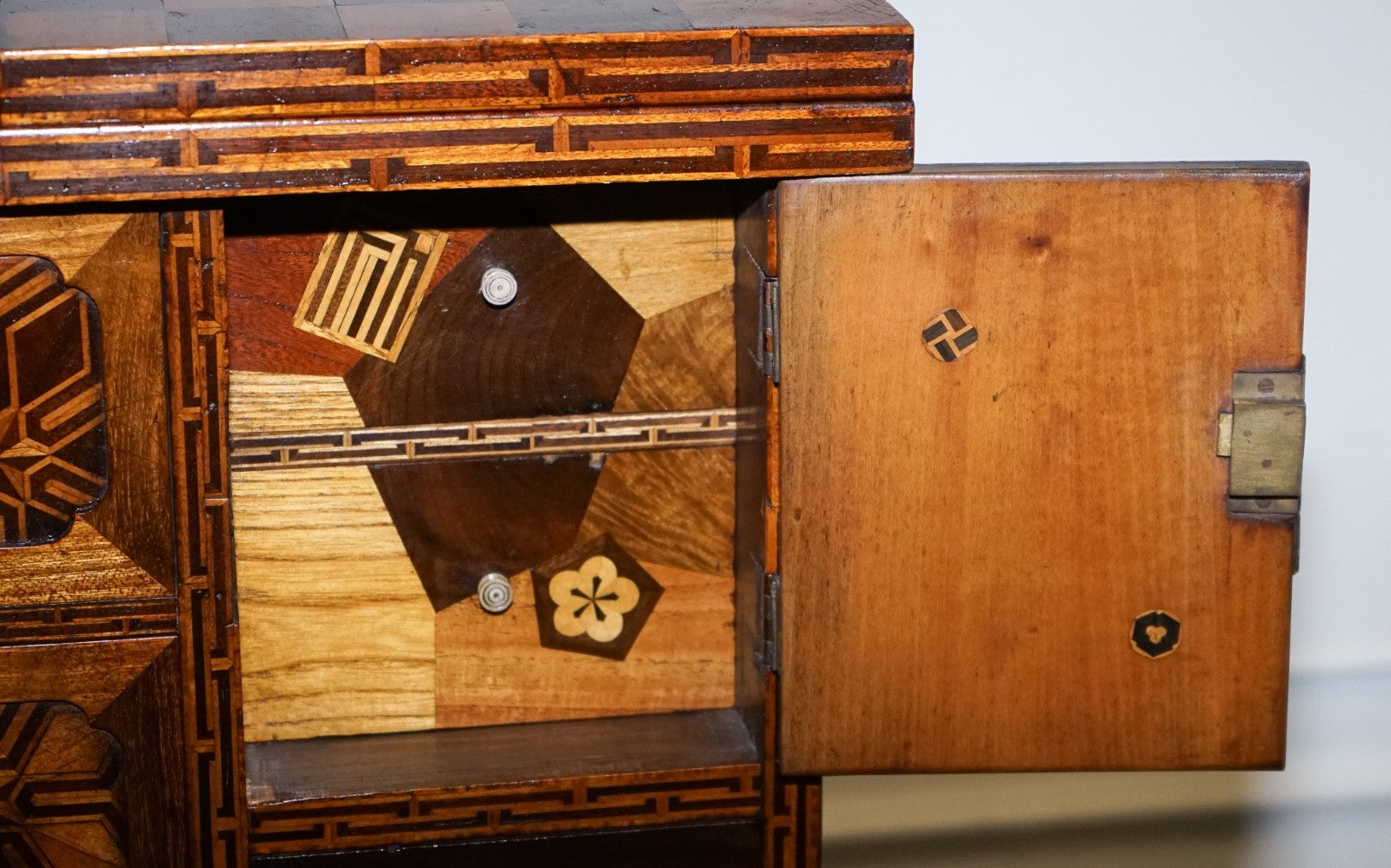 ANTIQUE CIRCA 1800S JAPANESE MARQUETRY GAMES TABLE CABINET ON STAND