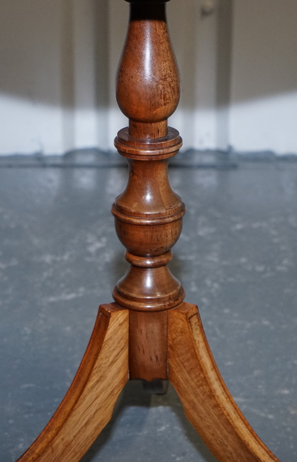 LOVELY REGENCY STYLE GALLERY RAIL SIDE END LAMP TABLE