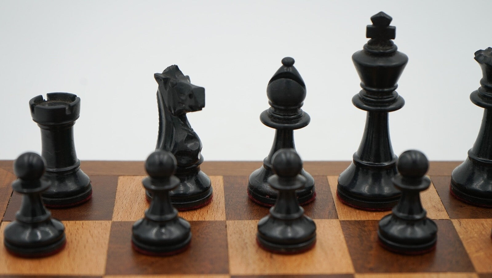 ANTIQUE ENGLISH QUALITY STAUNTON WEIGHTED CHESS SET WITH BOX AND BOARD