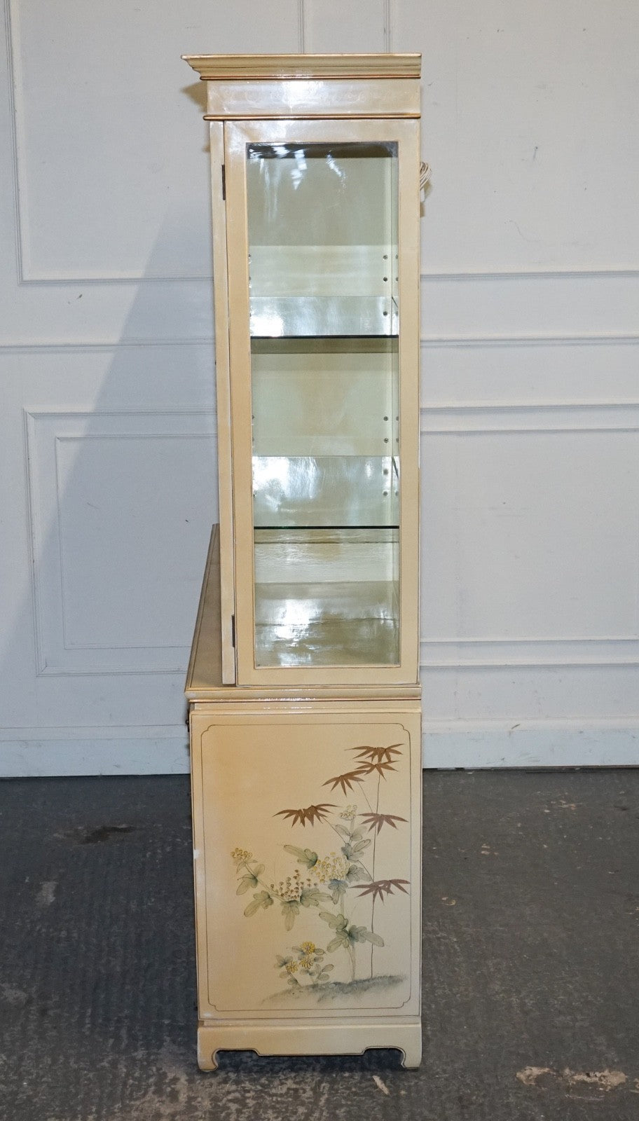 VINTAGE ORIENTAL ASIAN CHINOISERIE CREAM LACQUER HAND PAINTED DISPLAY CABINET