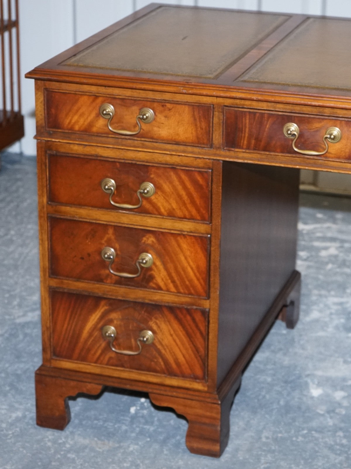 LOVELY BEVAN FUNNELL VINTAGE PEDESTAL DESK WITH HUNTER GREEN LEATHER