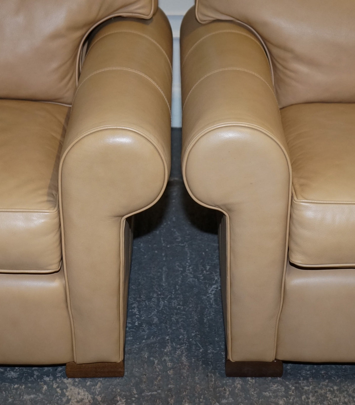 FINE LATTE BROWN LEATHER PAIR OF ARMCHAIRS MADE BY MULTIYORK ENGLAND