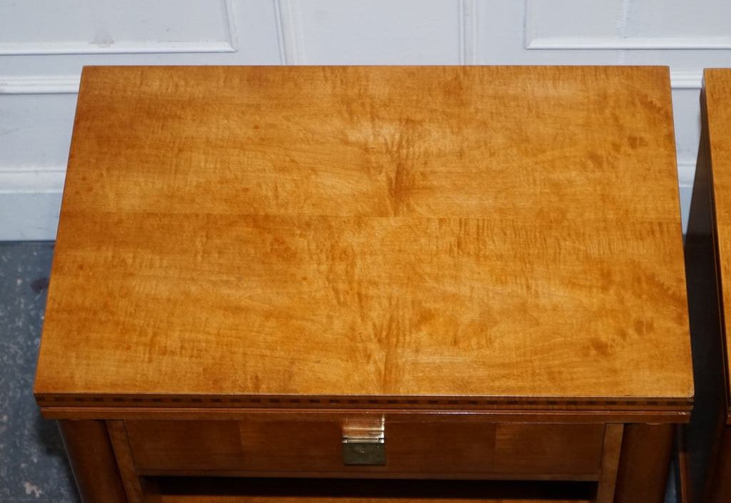 PAIR OF AMERICAN HICKORY WHITE GENESIS BIEDERMEIER NIGHTSTANDS BEDSIDE TABLES