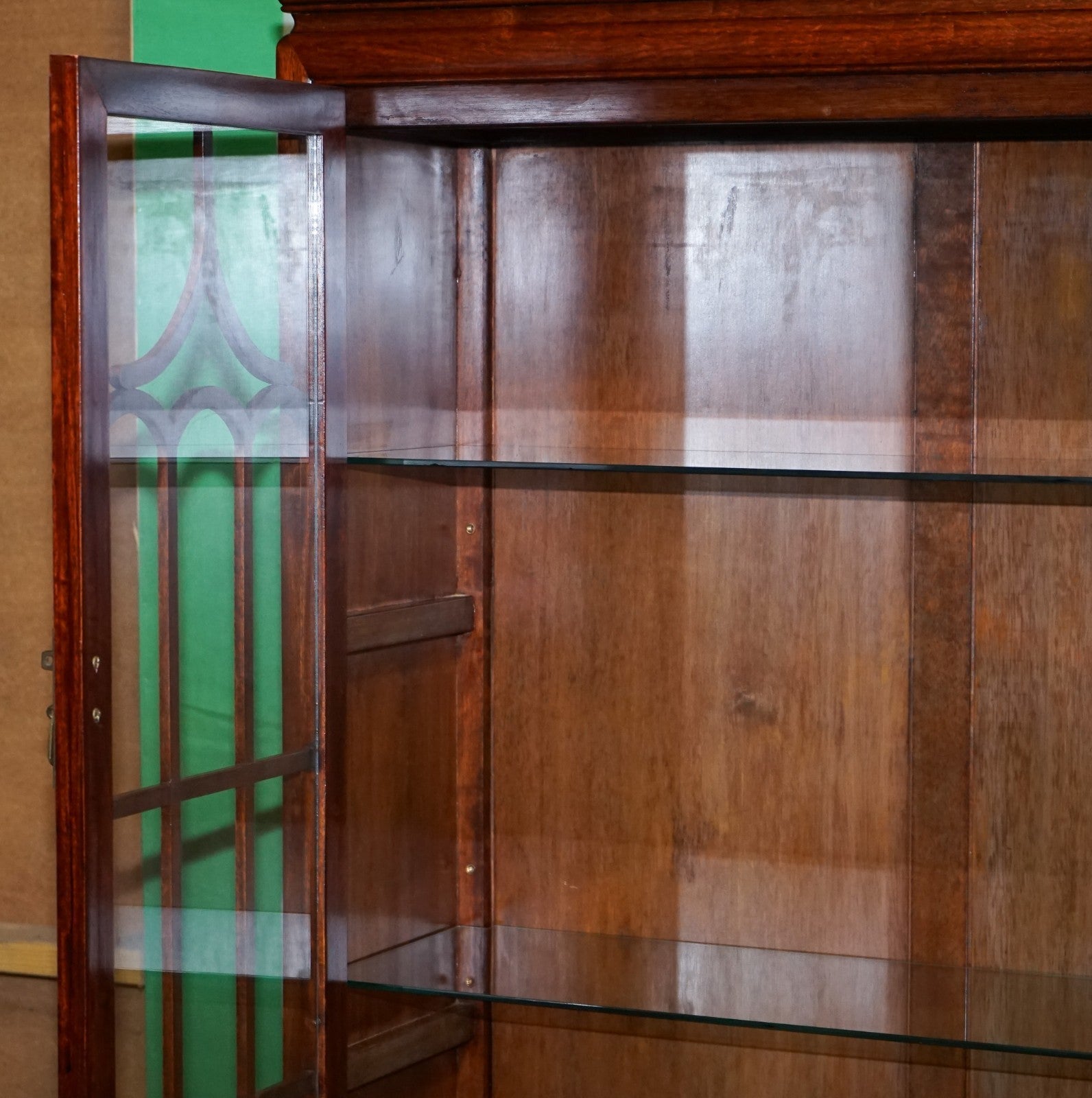 LARGE VINTAGE ORIENTAL CHINESE CARVED SOLID BOOKCASE DISPLAY CABINET WITH LIGHTS