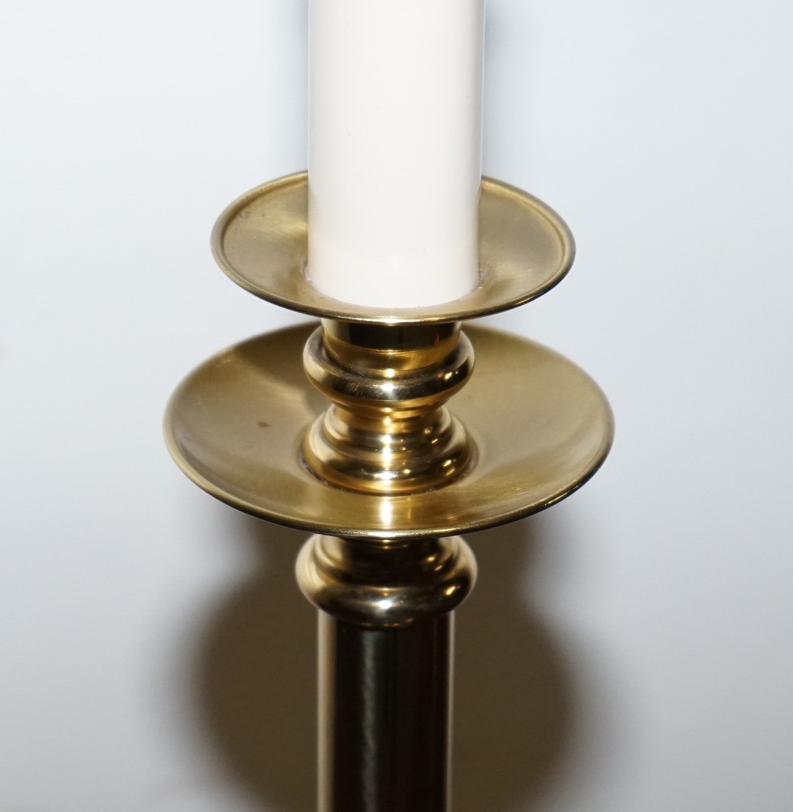 VINTAGE ENGLISH GEORGIAN STYLE SOLID BRASS WHITE CANDLE STICK TABLE LAMP