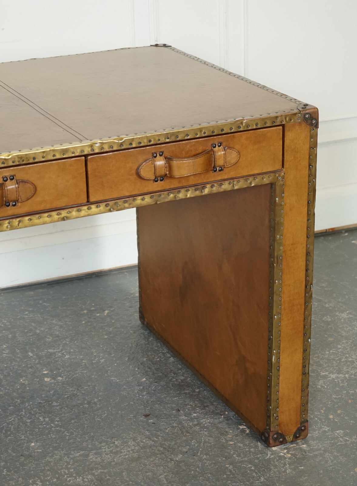 ABSOLUTELY STUNNING VINTAGE FULL LEATHER DESK WITH THREE DRAWERS MADE BY ESQUIRE