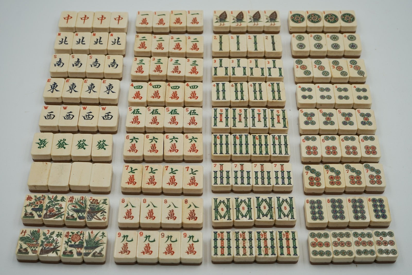 ANTIQUE TRADITIONAL CHINESE MAHJONG GAME SET WITH 144 TILES