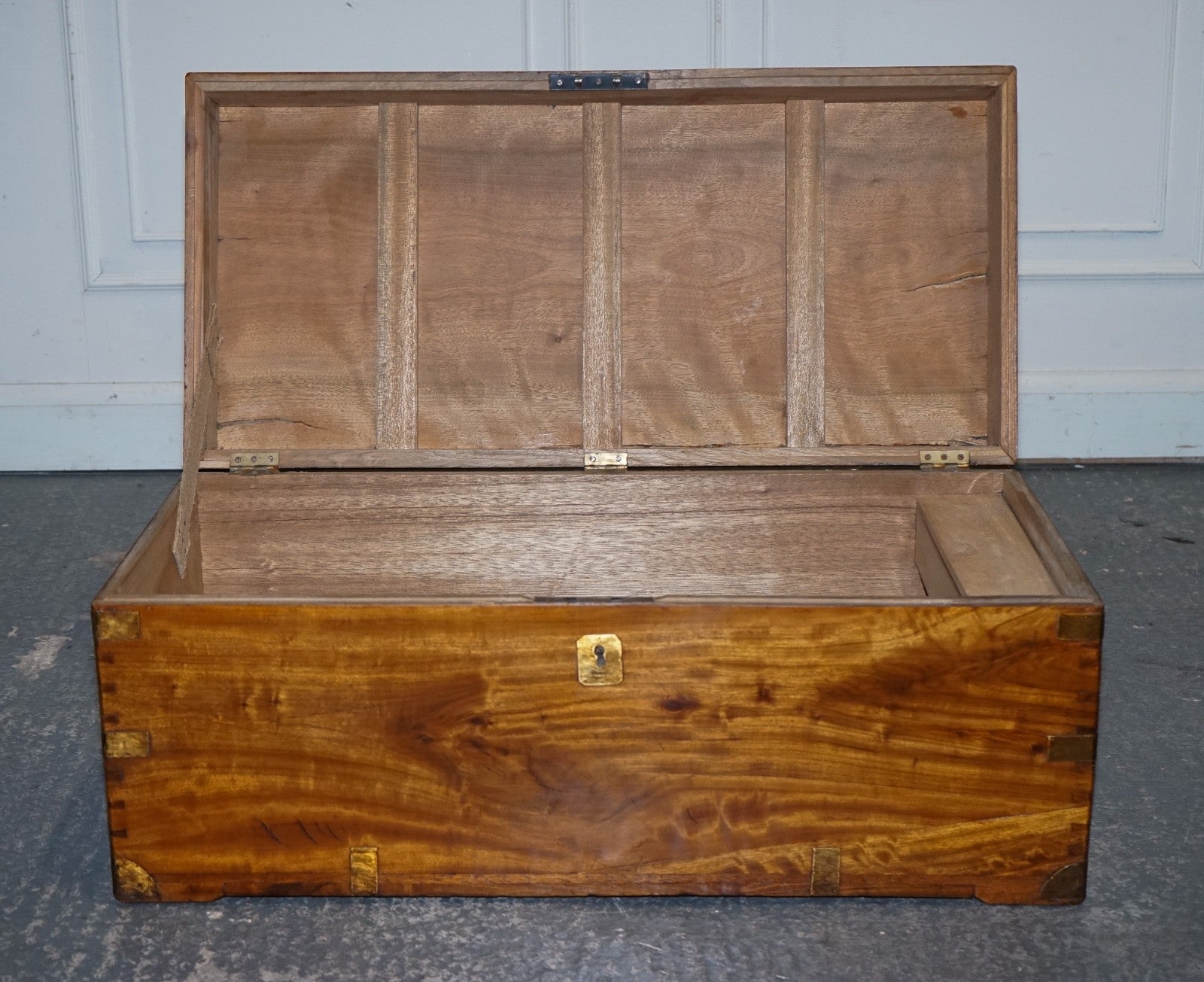19TH CENTURY ENGLISH ANTIQUE FULLY RESTORED CAMPHOR WOOD CHEST STORAGE TRUNK