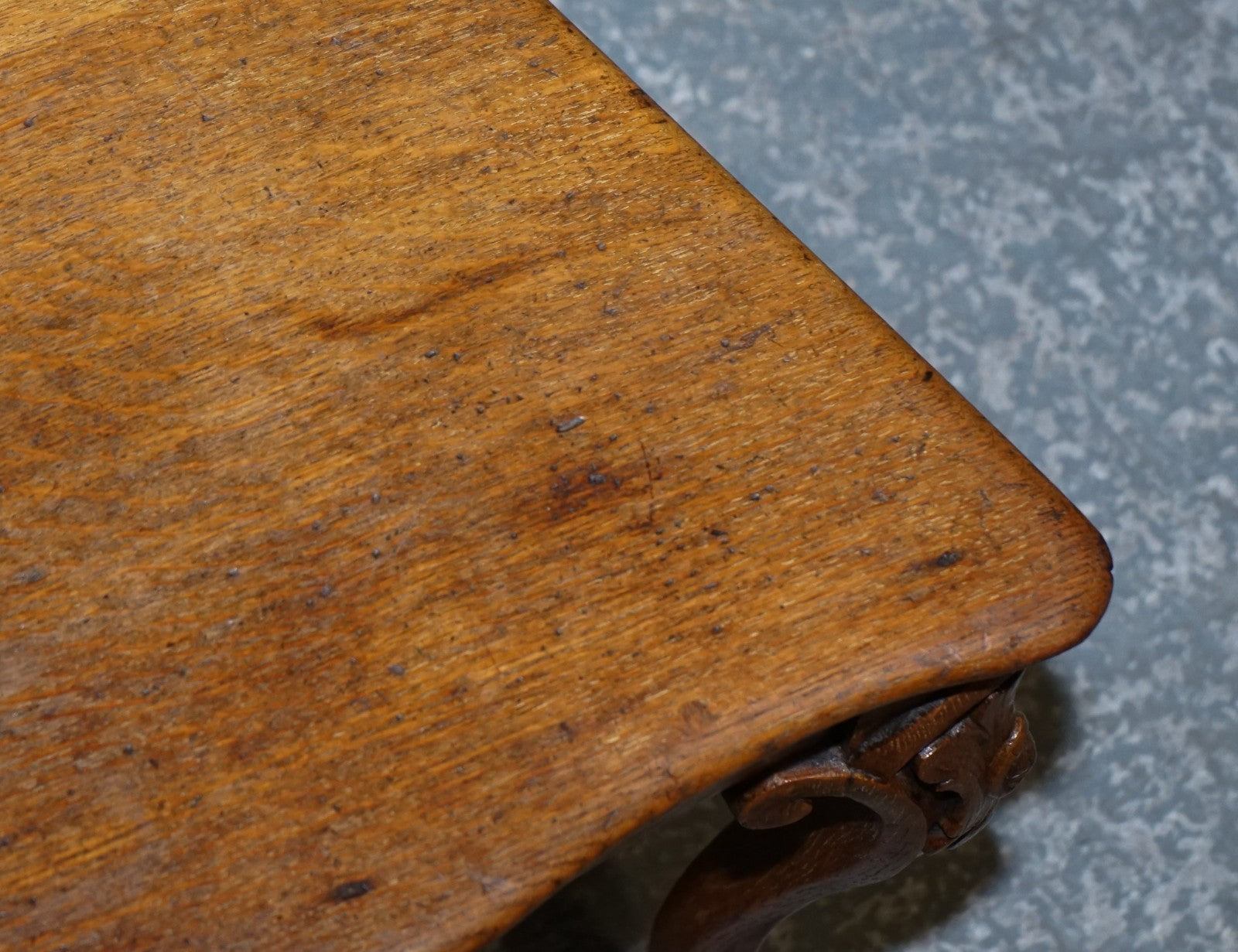 ANTIQUE PAIR OF VICTORIAN SOLID OAK CARVED HALLWAY CHAIRS WITH LION PAW FEET