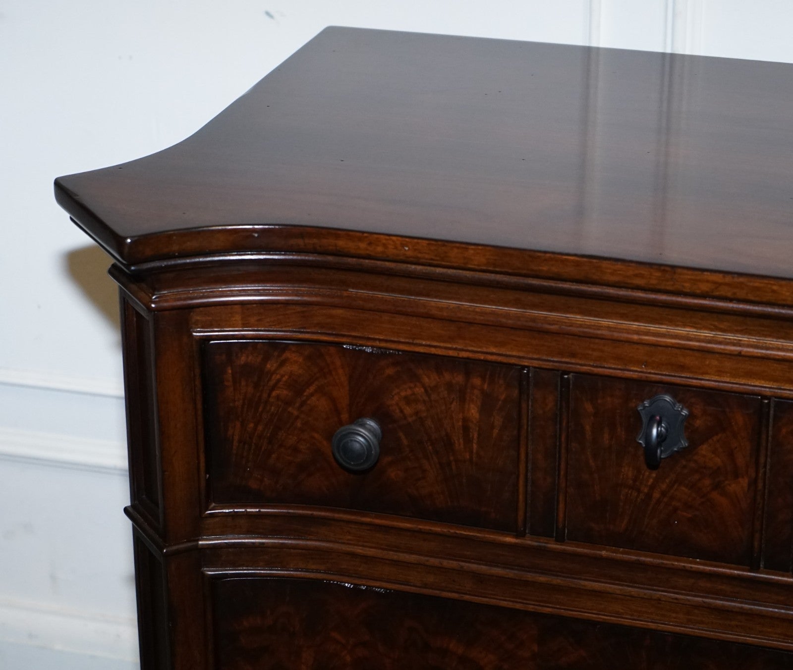 LARGE PAIR OF AMERICAN THOMASVILLE TRINIDAD NIGHTSTANDS BEDSIDE TABLES