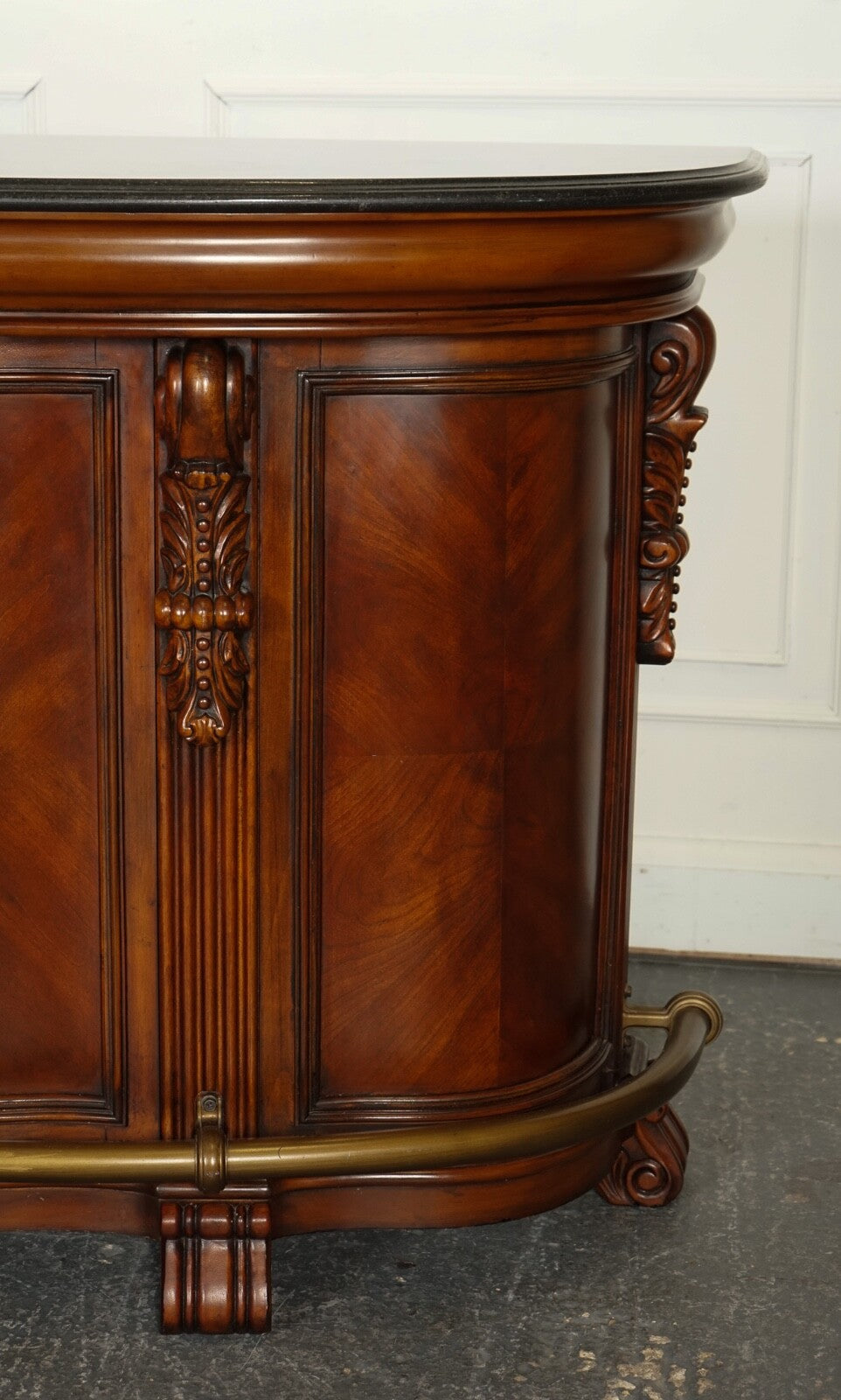 STUNNING HOWARD & MILLER STYLE AMERICAN BAR WITH GRANITE TOP & PAIR OF BARSTOOLS
