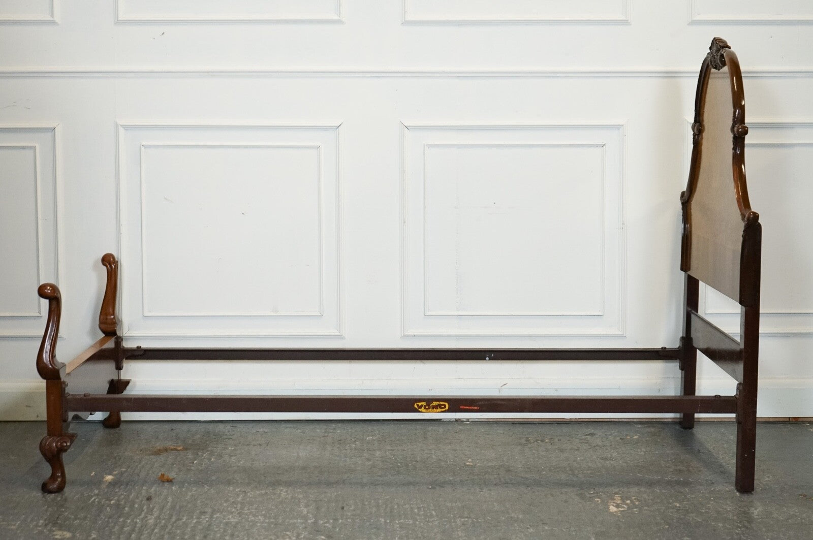 CIRCA 1930 ART DECO BURR WALNUT ENGLISH MADE VONO BEDSTEAD FRAME QUEEN ANNE LEGS