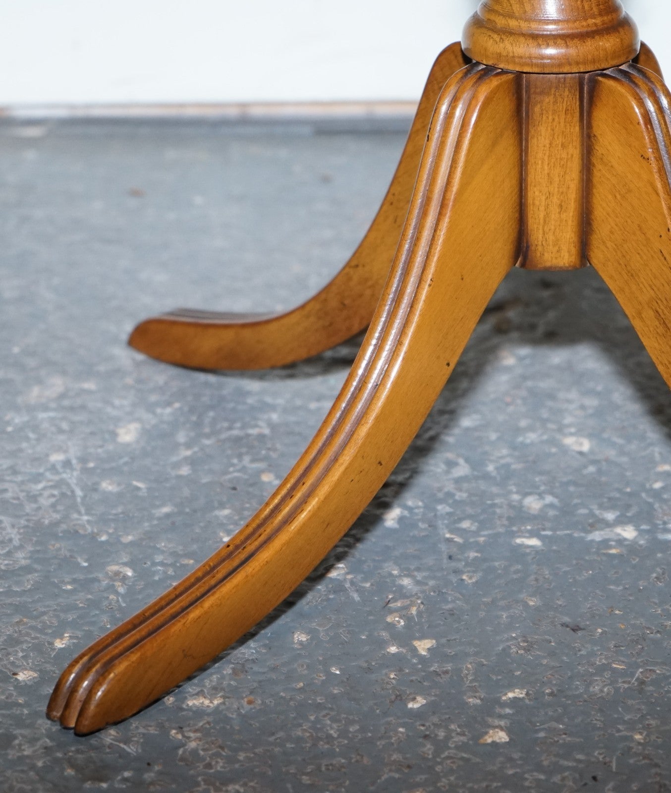 VINTAGE YEW WOOD SIDE END WINE LAMP TABLE