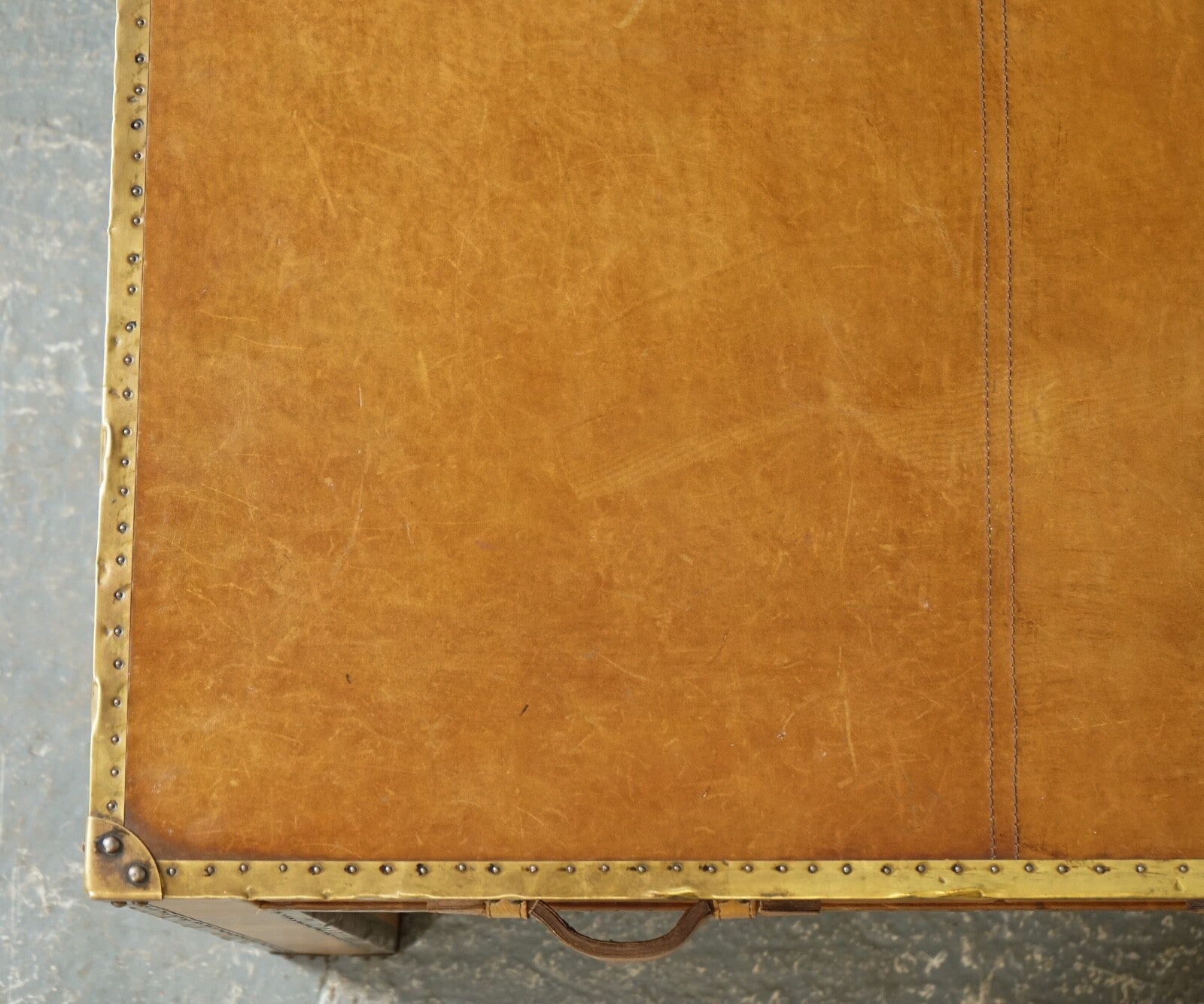 ABSOLUTELY STUNNING VINTAGE FULL LEATHER DESK WITH THREE DRAWERS MADE BY ESQUIRE